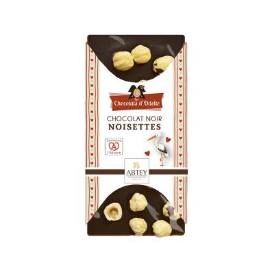 Tablette au chocolat noir avec des noisettes