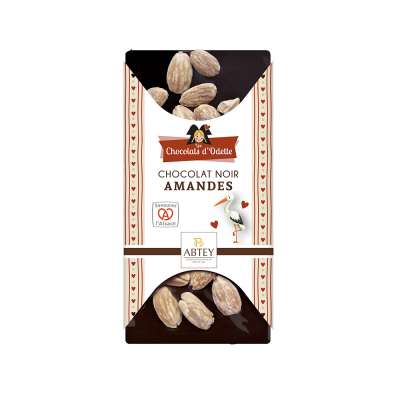 Tablette au chocolat noir avec des amandes